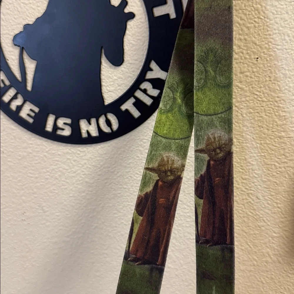 Vintage Star Wars Yoda lanyard. Great used condition. Squeeze clip separator.